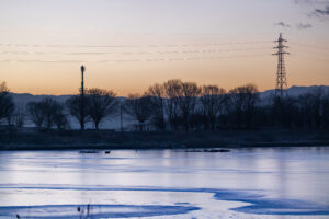 凍った湖と朝焼けの写真