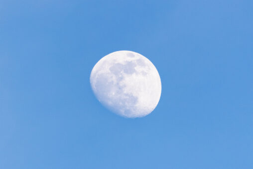 昼間の空の月の写真