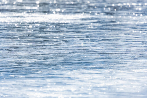 凍った湖面の写真