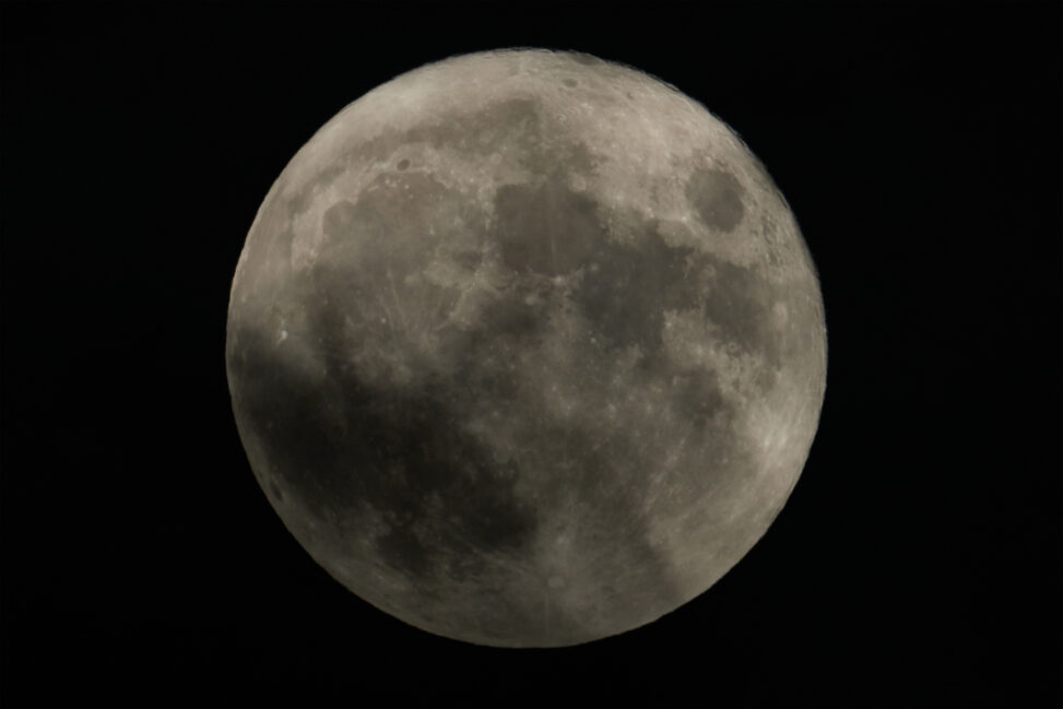 雲がかかった満月（アップ）の写真